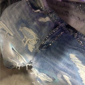 Who decides war jeans